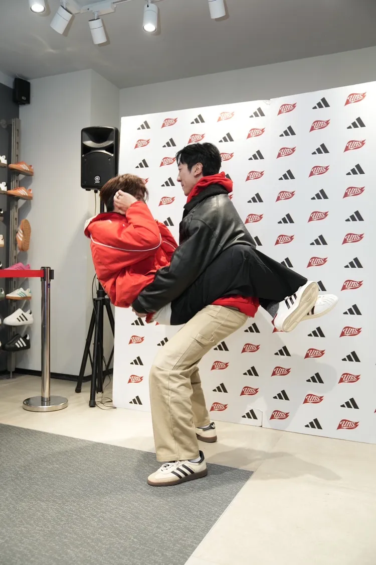 張哲偉一把扛起陳峻廷。三立提供