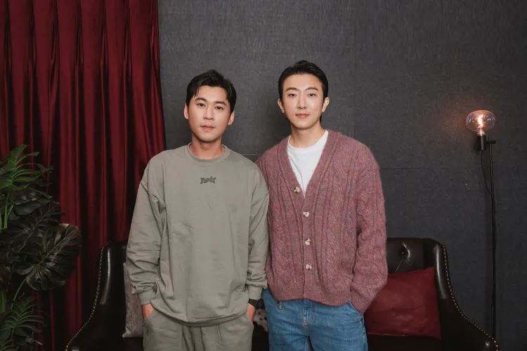 黃迪揚（左）上張懷秋Podcast自揭轉型暗黑史，視。犢影制作、有意思國際傳播提供