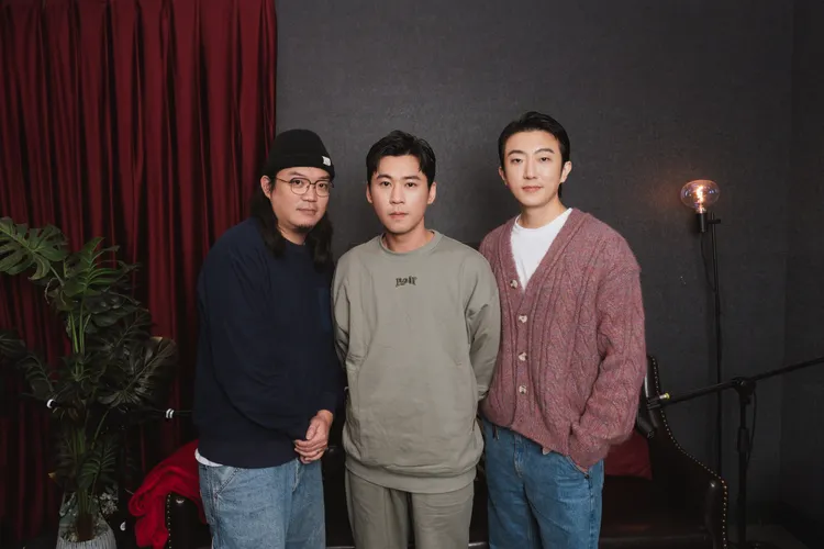 張懷秋（右）開設Podcast首集邀請實力派演員黃迪揚（中），左為金牌製作人孫鑠仁大毛。犢影制作、有意思國際傳播提供