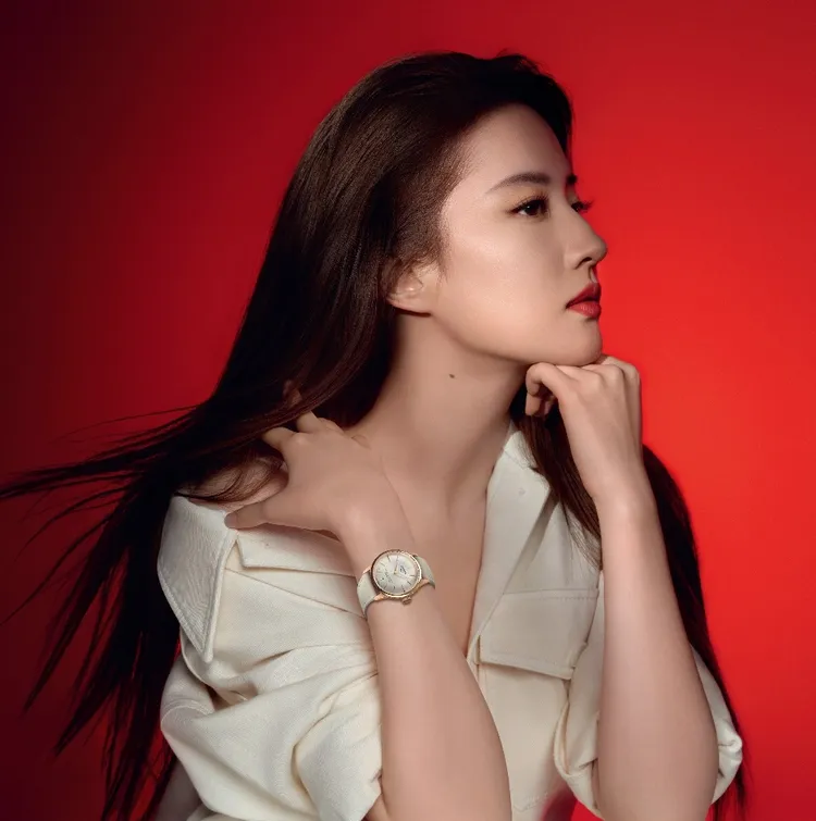 劉亦菲搭配杜魯爾系列34mm的白色面盤款式，相當自信優雅。品牌提供