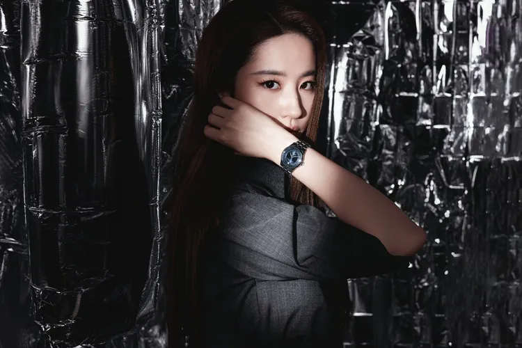 劉亦菲演繹杜魯爾系列34mm的藍色面盤款式。品牌提供