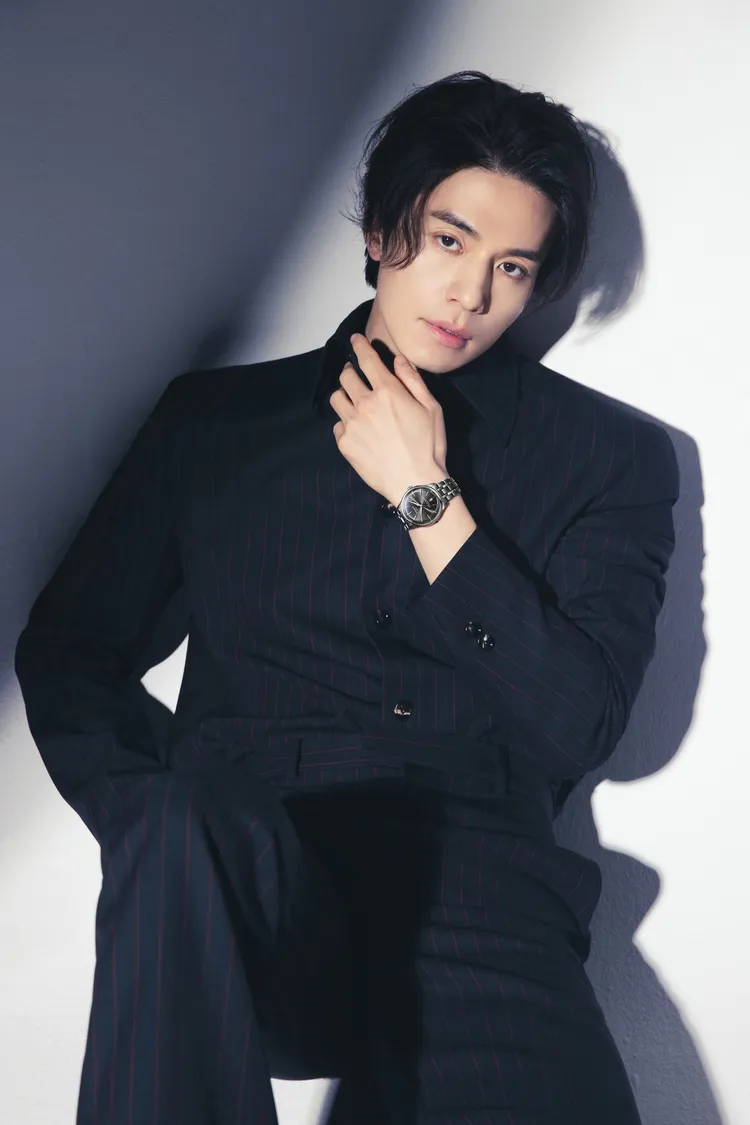 李棟旭換上條紋西裝搭配灰色面盤的杜魯爾系列42mm自動腕錶。品牌提供