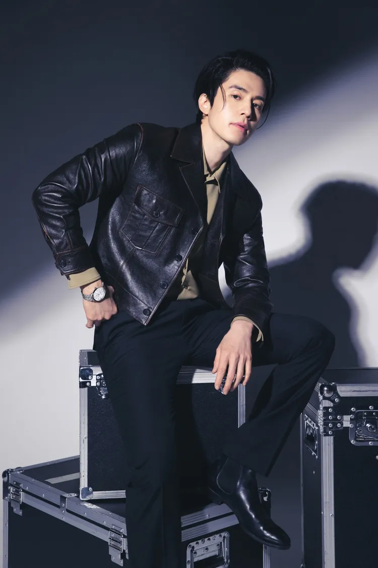 李棟旭以黑色皮衣演繹白色面盤的杜魯爾系列42mm自動腕錶。品牌提供