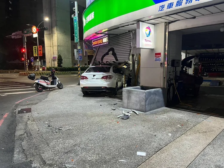 簡男車輛失控先撞機車騎士後再撞輪胎行鐵門，直至撞到米其林寶寶才停下。翻攝畫面