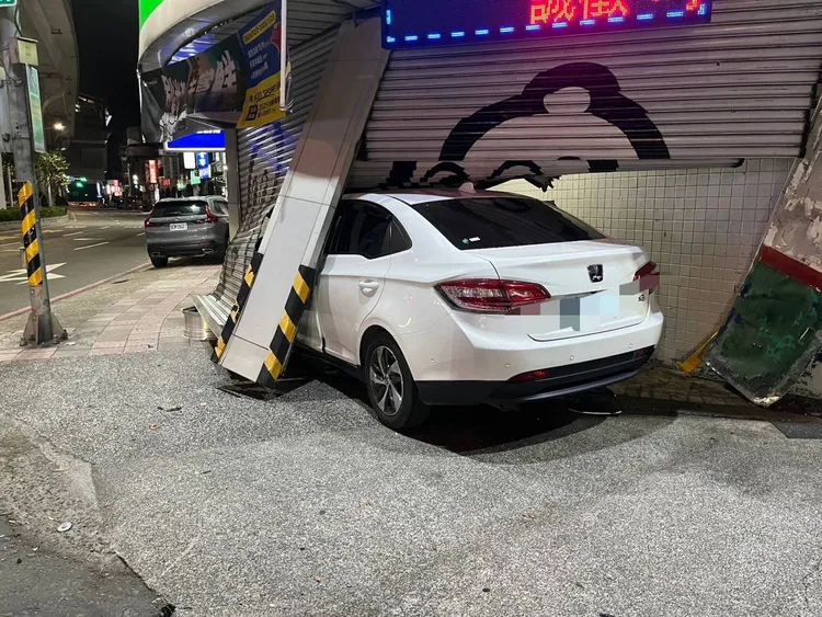 簡男車輛失控先撞機車騎士後再撞輪胎行鐵門。翻攝畫面