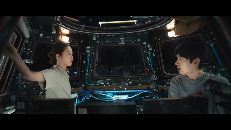 孔孝真（左）、李敏鎬劇中都有伴侶，因為上太空，被彼此吸引。Netflix提供