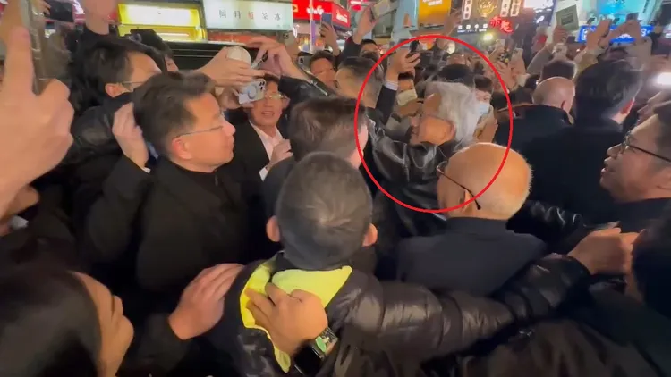 黃仁勳晚間逛逢甲夜市，不斷有民眾請他簽名，黃幾乎來者不拒。民眾提供