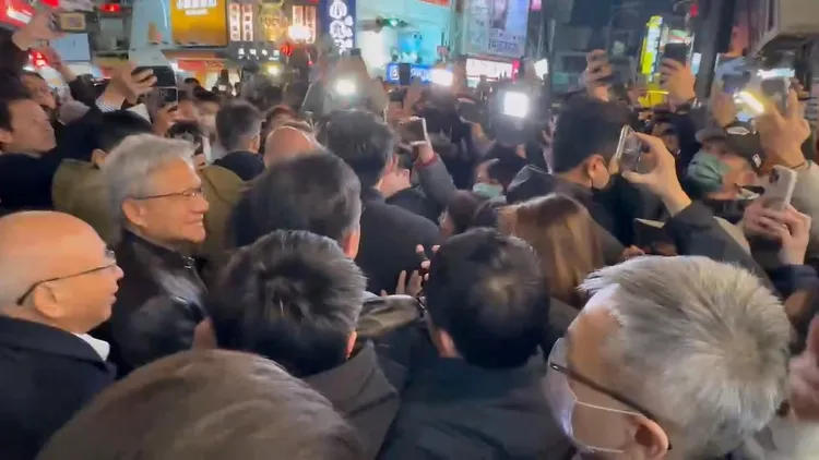 黃仁勳在逢甲夜市被人潮包圍，最後沒吃到任何美食就提前離開。民眾提供