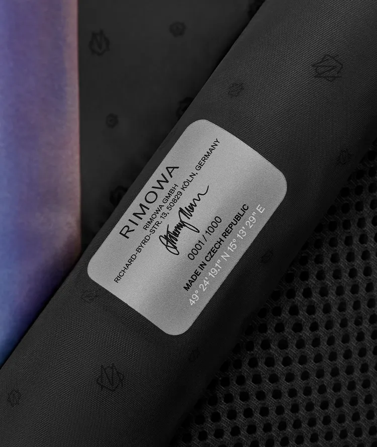 每件藝術家合作行李箱都有作品編號。品牌提供