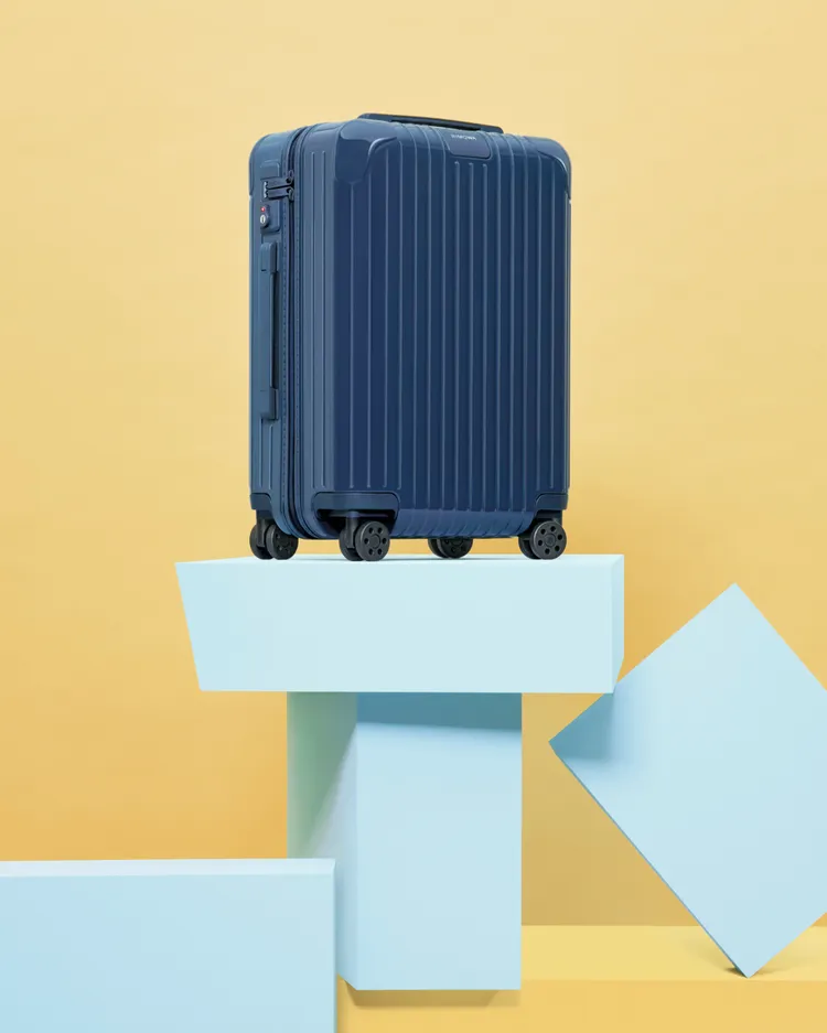 RIMOWA Essential系列換上了優雅海軍深夜藍。品牌提供