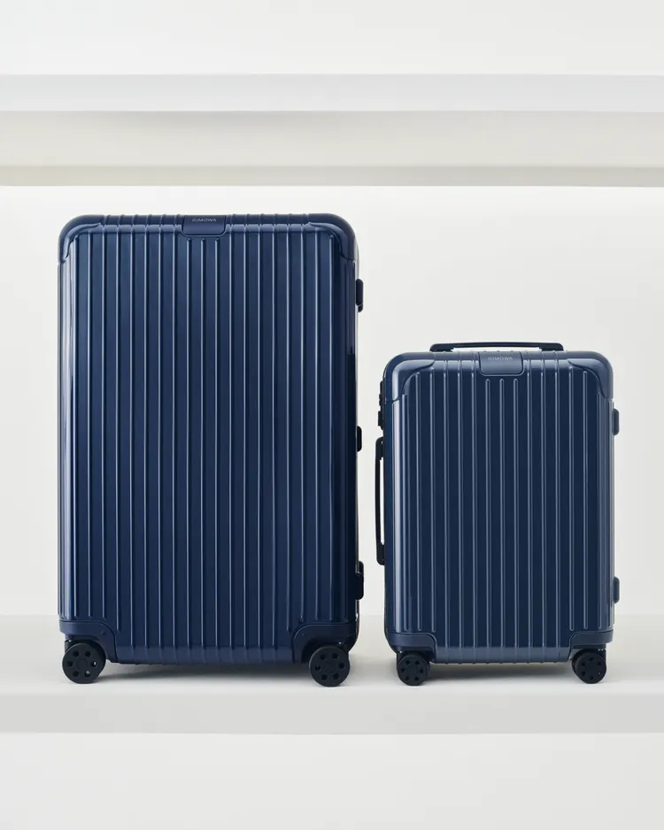 RIMOWA Essential Check-In L（左）3萬8200元、Essential Cabin（右）3萬500元。品牌提供