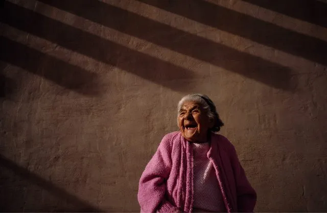 美國亞利桑那州霍皮人保留地裡老奶奶的開懷大笑。翻攝翡冷翠文創官網