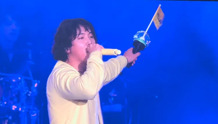 李在真揮舞著小旗子手燈。讀者提供