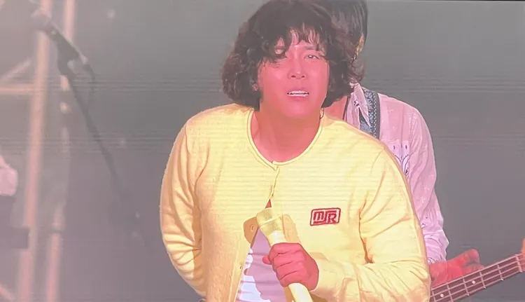 李洪基跳到一半，透露監聽耳機的盒子掉到褲子裡。讀者提供