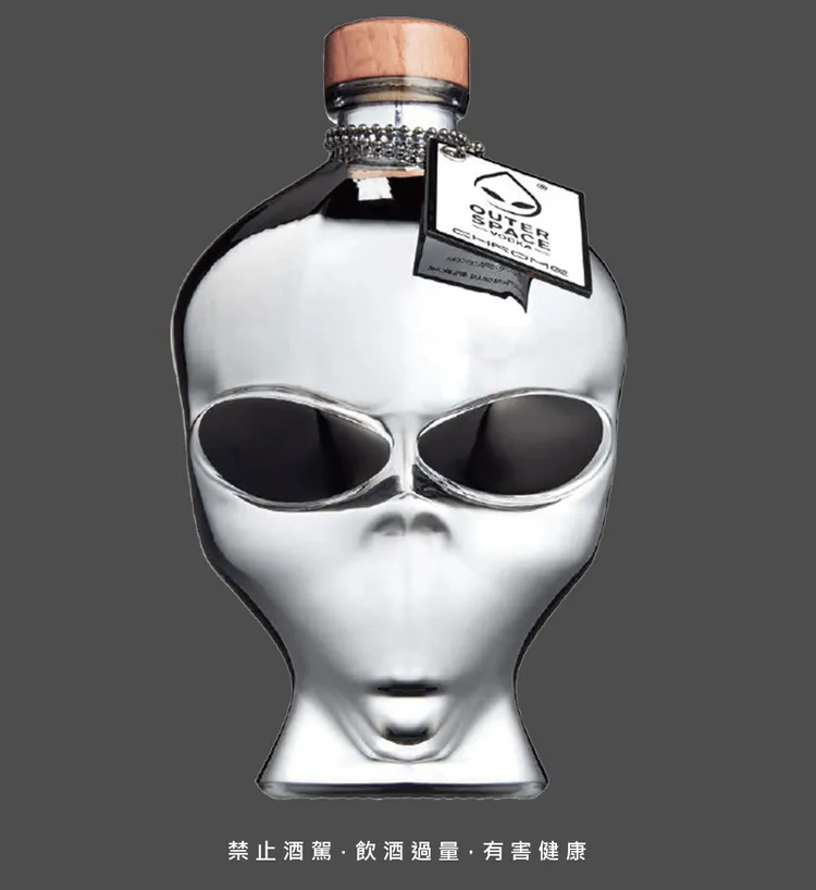 銀色外星人伏特加使用了隕石進行最後過濾，使酒液達到純淨又滑順的境界。業者提供