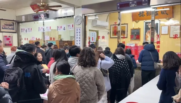 發財金服務中心6個窗口全開，還是擠滿排隊人龍。民眾提供