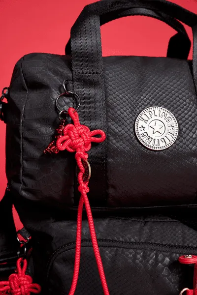 中國結造型錢幣吊飾，有吉祥發財的美好寓意。