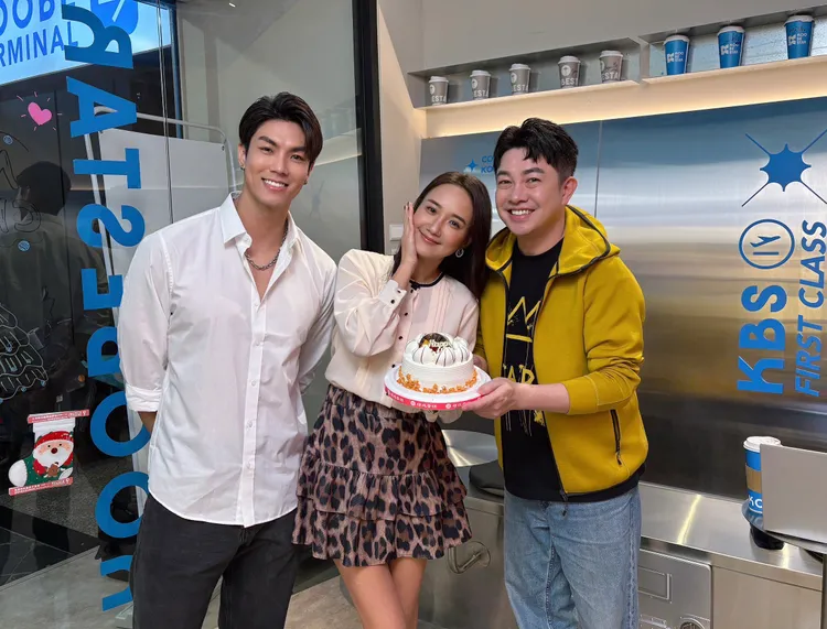 李明川（右）搓合何妤玟（中）和肌肉男兆群合拍MV。產值娛樂提供