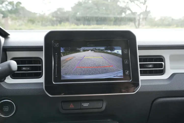 中央的懸浮式彩色觸控螢幕包含Apple CarPlay、倒車顯影等實用便利功能。黃天佑攝