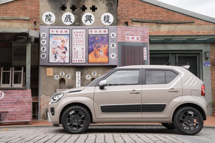 IGNIS在緊湊的3.7米車長中，透過略微提高的底盤、挑高的車頂，創造出類休旅車的乘坐機能，而在車側白色線條貼飾及車門搭配下，呈現出截然不同的戶外休閒風味。黃天佑攝