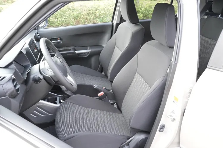 織布材質的座椅有著冬暖夏涼的優勢，前座椅型設計能應付大部分體型。黃天佑攝