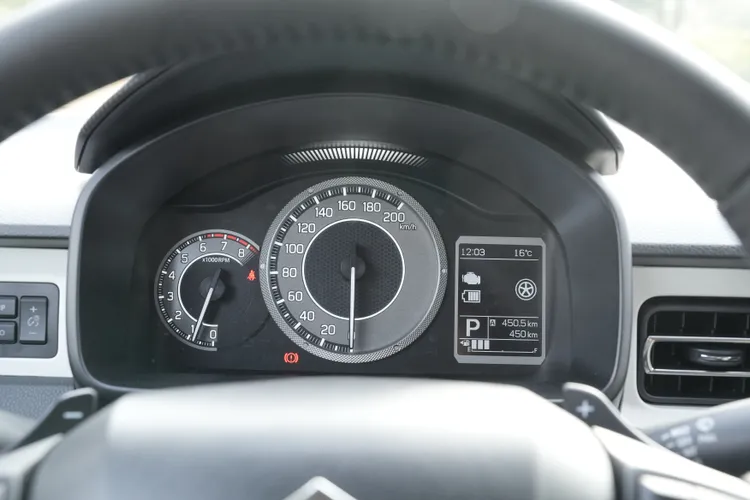 儀錶板採用的傳統類比指針圓錶，右邊則有一個單色的行車資訊顯示幕，並可切換油電系統即時動力流資訊。黃天佑攝