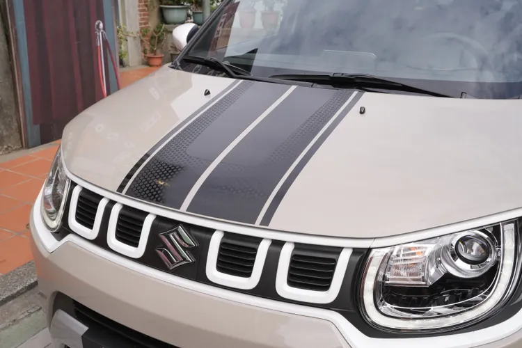 引擎蓋中央的黑色直條貼飾，為車頭主視覺帶來如賽車般運動化的熱血風情。黃天佑攝