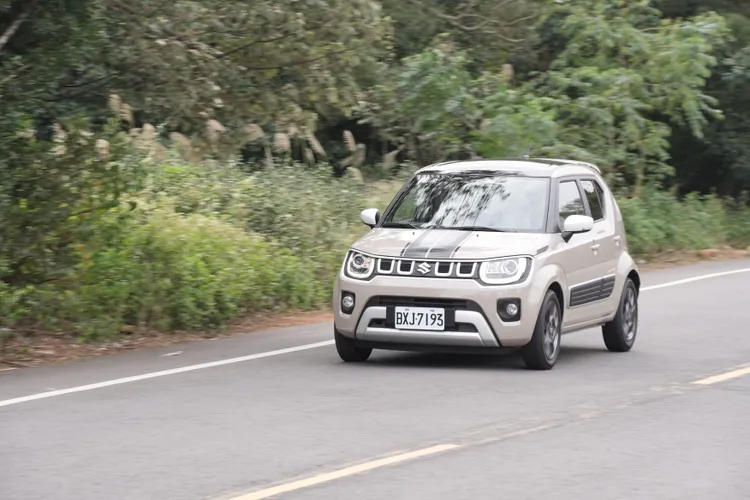 帶著韌性的避震阻尼，以及緊湊的軸距設定，讓IGNIS不只駕駛起來靈活刁鑽，同時也帶來如二輪機車般的俐落感受。黃天佑攝