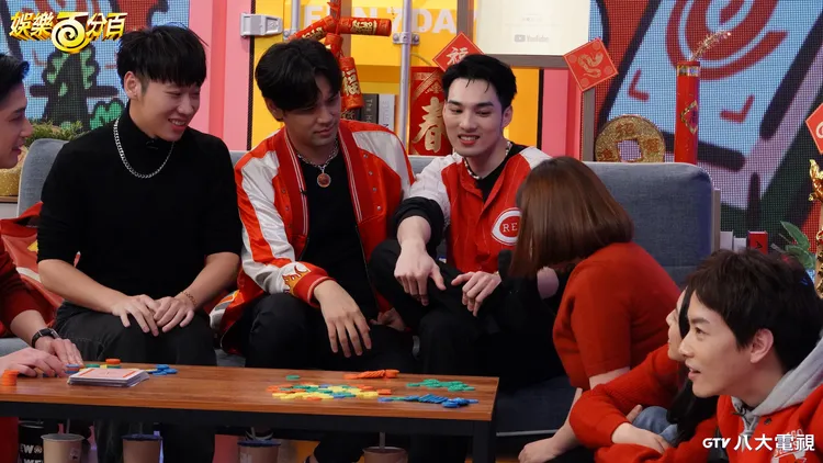 節目祭出遊戲輸家必須聞黃偉晉腳底及賞巴掌等大尺度懲罰。八大提供