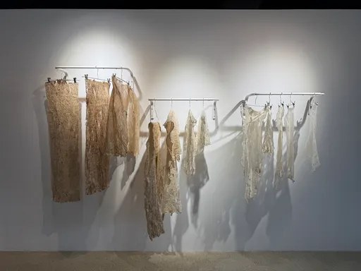 跟進全球ESG永續風潮　淡古藝術家構樹皮、海廢化身創意藝術展媒材