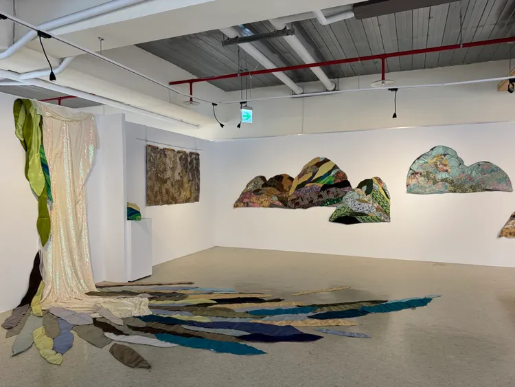張雅萍以市場挑選的剩餘布料為創作媒材，透過拼接與縫製，賦予廢棄布料新生命。館方提供