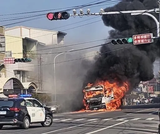 嚇人畫面曝光！大貨車停等紅燈突竄火　駕駛倉皇逃生