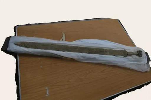 黑暗時代稀有寶劍出土 考古學家驚嘆保存完好如初