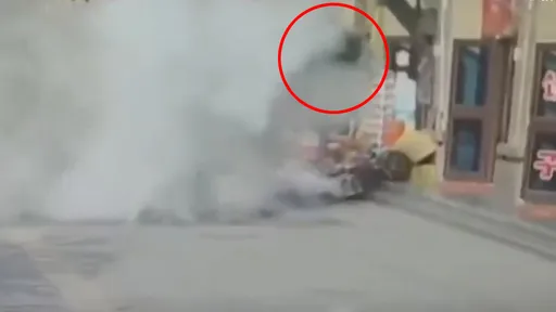 屁孩教你飛! 爆竹扔下水道「把自己炸上天」