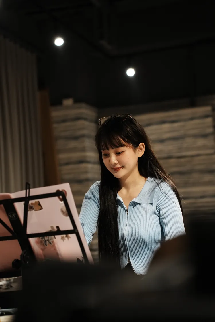 洗菜為了開唱賣力彩排。橙藝創意提供