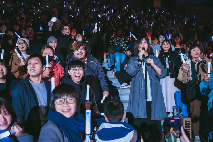 瑪莎此次巡演多次前進看台區幫粉絲點歌，一句話釣出阿信。圖／相信音樂提供