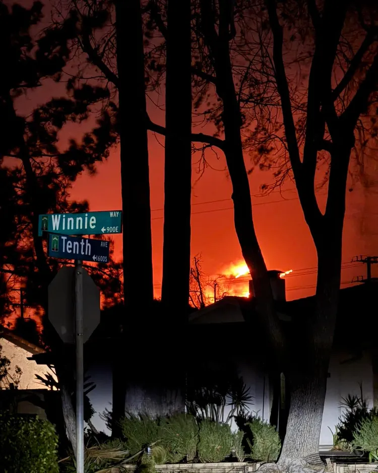 洛杉磯到處都有火光。翻攝崔佩儀臉書