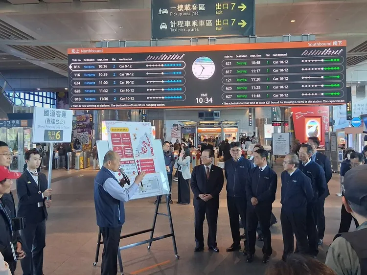 今（21日）載跨運具聯防疏運機制演練，現地解說公路局國道客運接駁。交通部提供