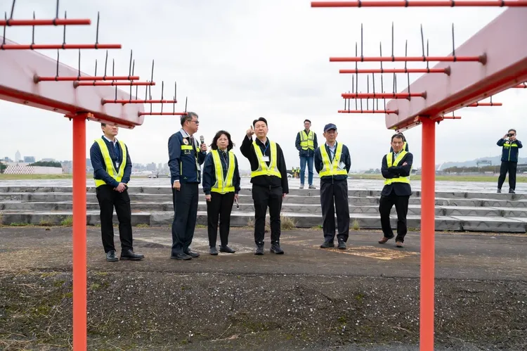 陳世凱視察松山機場跑道端儀降系統。交通部提供
