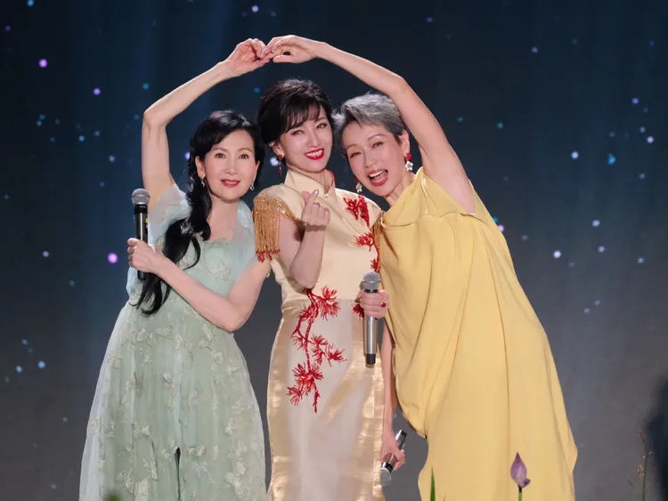 陳美琪（左起）、趙雅芝、葉童去年演出《新白娘子傳奇30年演唱會》。翻攝趙雅芝工作室微博