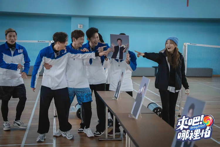 眾人驚呼阿緯照片被爆擊，羽球卡在板子。TVBS提供