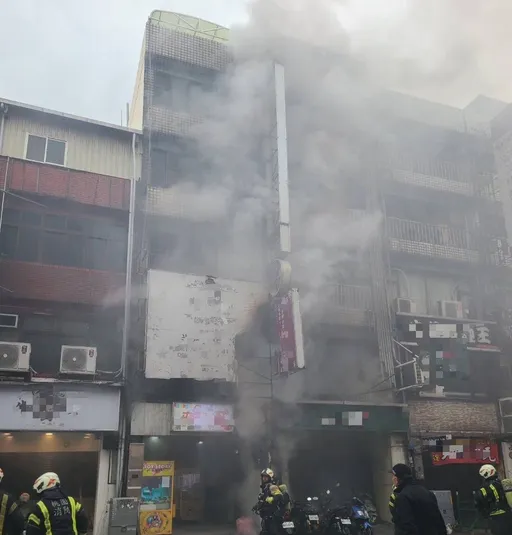 中壢商家冷氣、招牌冒煙起火 5民眾及時逃生