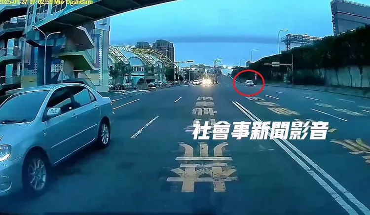 銀色轎車一路逆向開進國道1號的匝道，後來發現開錯了，又迴轉駛離。翻攝「社會事新聞影音」