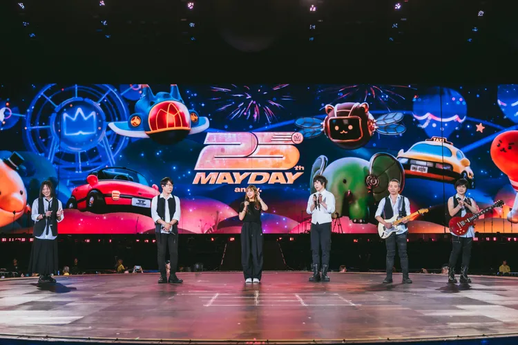 小玫瑰（中）被cue上台表演，團員退到後方把舞台交給她。相信音樂提供