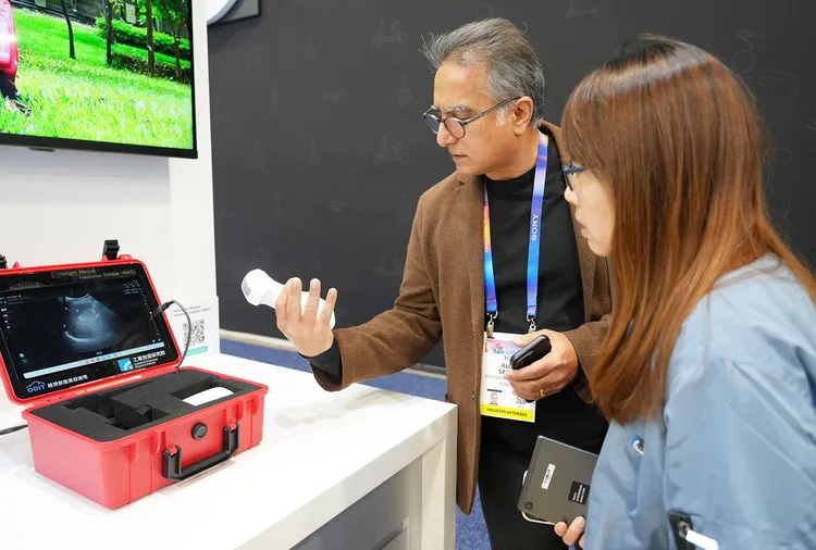 工研院的「醫咖 go + iMAS 智慧醫療資訊平台」將血壓計、五官鏡、眼底鏡、手持超音波、傷口機、心電圖檢測儀等 16 項手持醫材，整合於一個小行李箱中，方便易攜的特色獲得許多廠商肯定。工研院提供