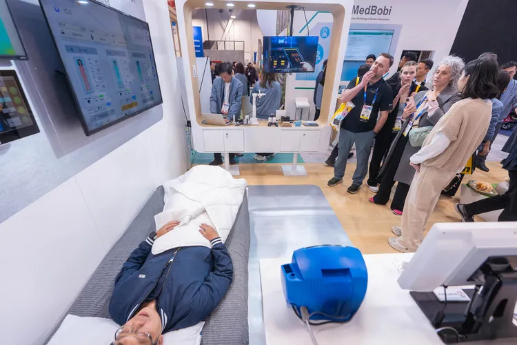 工研院與澄風科技合作開發「高隱私 AI 照護員」，特別針對養護與遠距照顧中 心設計，可將跌倒通報時間從 1 小時縮短至 1 分鐘內，吸引許多醫療機構參觀 洽談。工研院提供