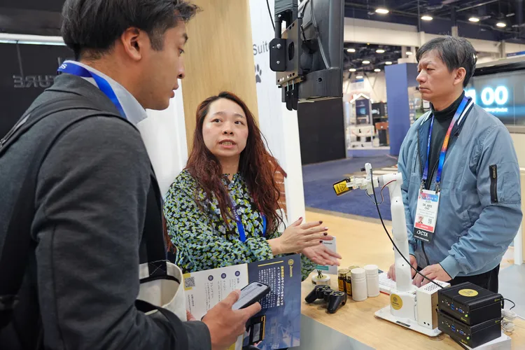 工研院展示的「自動化網路控管技術 Janus」將區域網路劃分為更小區段，多面向歸納物聯網設備，並結合 AI 人工智慧演算法學習設備的正常行為， 從而實現白名單生成、風險預測分析、異常行為排除。工研院提供