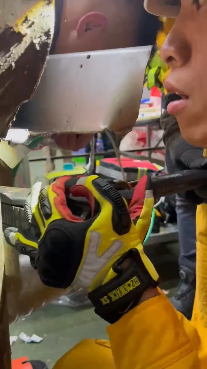 消防人員以工具撐開絞肉機救出受困工人。雲林縣消防局提供