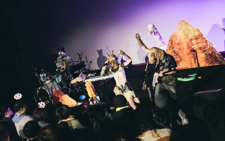 樂團「恐龍的皮」在影廳開唱。好多音樂提供