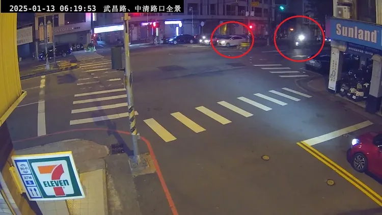 肇事轎車（左）害小貨車翻覆（右），自己肇事逃逸。民眾提供